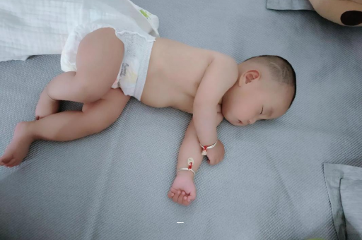 阿里几个月宝宝可以竖抱